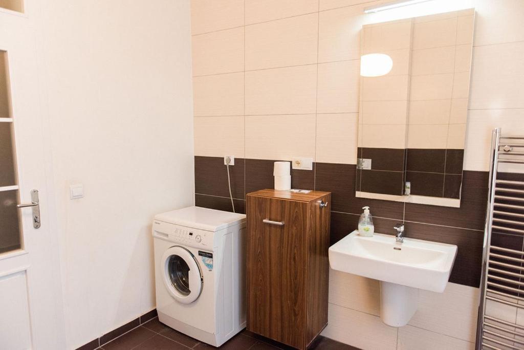 Lion Apartments In Historical Center, Bratislava Old Town Luaran gambar